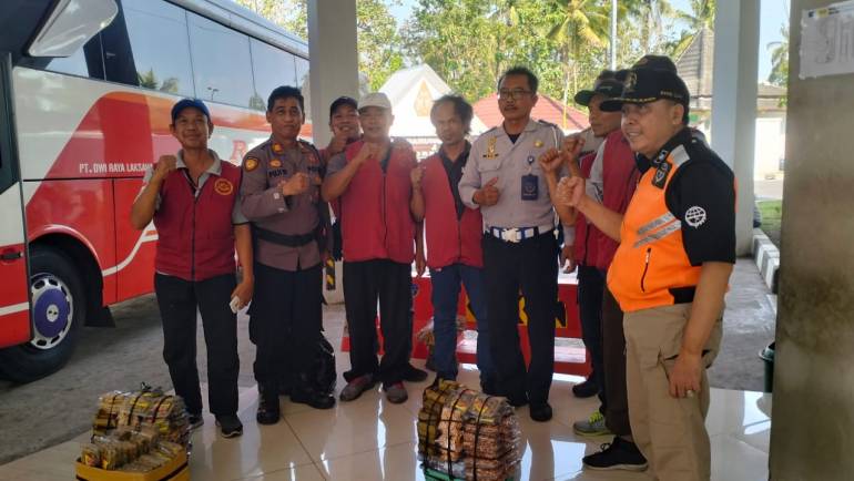 Temui Pedagang Asongan Terminal Salatiga, Patroli Polsek Tingkir Ajak Ikut Sukseskan Pemilu 2024