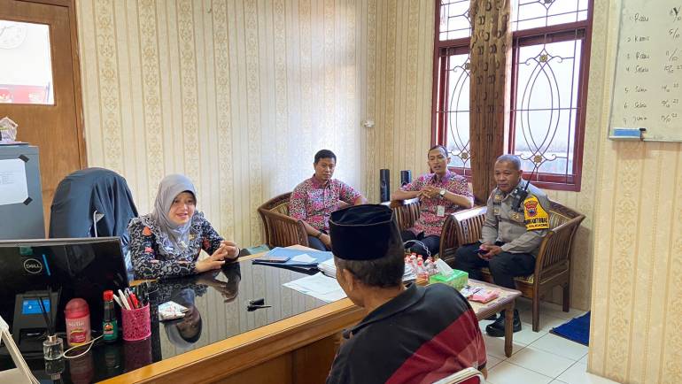 Bhabinkamtibmas Kalicacing Silaturahmi Ke Kantor Kelurahan, Sukseskan Pemilu Damai 2024