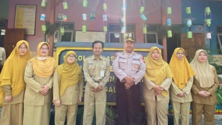 Cegah Aksi Bullying Anggota Polsek Tingkir Menjadi Irup Upacara di SD Negeri 01 Tingkir Tengah