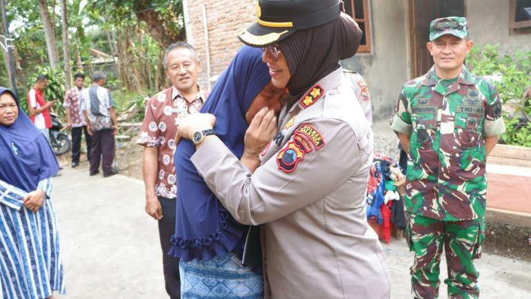 Wujud Kepedulian TNI-Polri, Berikan Bantuan Korban Kebakaran Rumah
