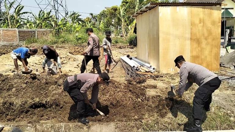 Dekatkan Dengan Warga Patroli Polsek Tingkir Bantu Pengerjaan Saluran Air Di Taman Mutiara Tingkir Tengah