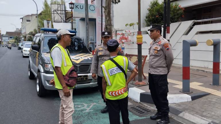 Atur Kendaraan Yang Rapi Agar Tidak Mengganggu Pengguna Jalan Lain, Pesan Patroli Polsek Sidomukti