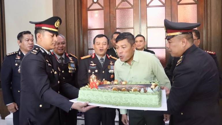 Surprise untuk HUT TNI ke 78, Kapolda Jateng kunjungi rumah dinas Pangdam IV/Diponegoro