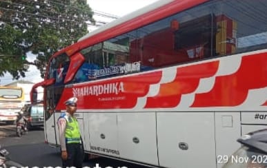 Perbaikan Jalan di Perempatan Lampu Merah Karang Balong Rawan Kemacetan, Anggota Polsek Tingkir Pamturlalin