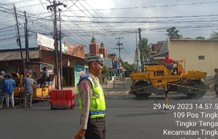 Antisipasi Kemacetan Lalulintas, Anggota Polsek Tingkir Pamturlalin di Perempatan Lampu Merah Karang Balong