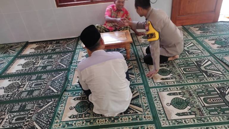 Wujudkan Pemilu Damai, Bhabinkamtibmas Kecandran Silaturahmi Dengan Imam Masjid Darul Muttaqin