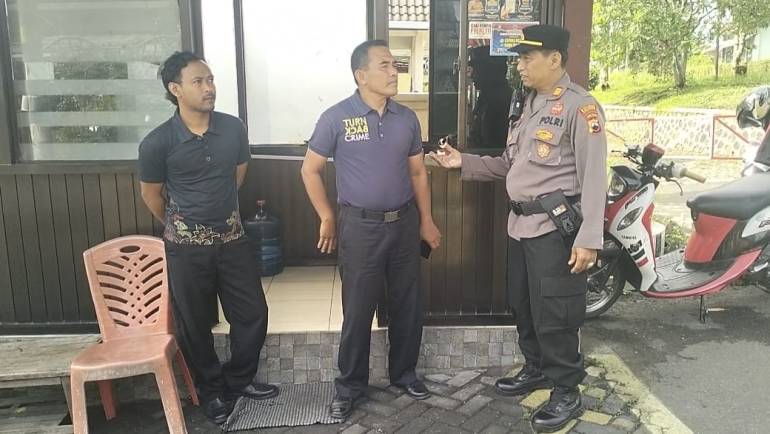 Anggota Polsek Tingkir Himbau Security Perumahan Wahid Tingkatkan Kewaspadaan Saat Bertugas