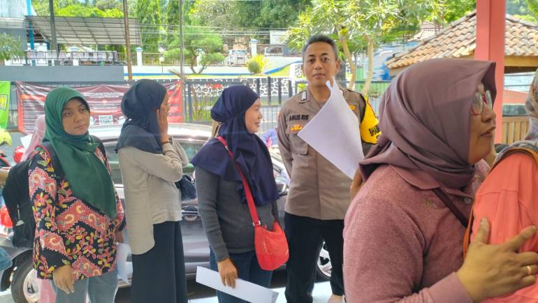 Sambangi Warga di Kantor Kelurahan, Bhabinkamtibmas Mangunsari Ajak Sukseskan Pemilu 2024
