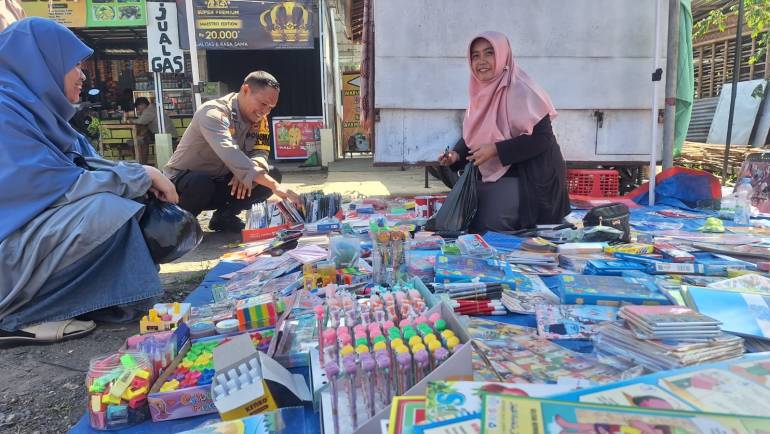 Cegah Peredaran Upal Bhabinkamtibmas Kecandran Sambang ke Pasar Tiban