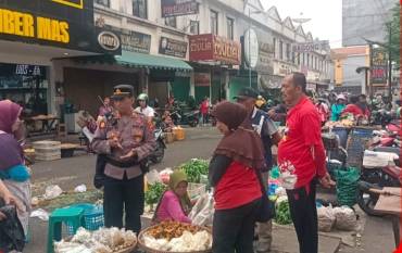 Anggota Polsek Tingkir Sambang Pasar Raya 1 Salatiga Himbau Pedagang Jaga Kebersihan