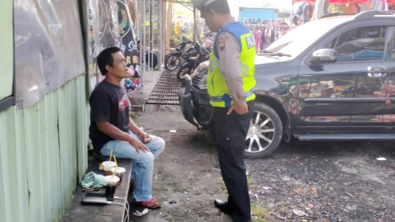 Sambangi Pasar Tiban, Anggota Pos Polisi Kecandran Ajak Pengunjung Tertib Berlalu Lintas