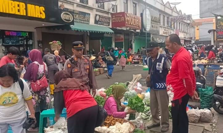 Anggota Polsek Tingkir Himbau Pedagang Pasar Raya 1 Mewaspadai Peradaran Upal
