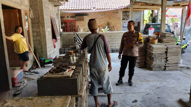 Sambangi Pelaku Usaha Pembuatan Batako Bhabinkamtibmas Sidorejo Kidul Berikan Motivasi dan Semangat Mencari Rejeki Halal