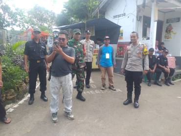 Anggota Polsek Tingkir Berikan Pengamanan Pertunjukkan Reog di RW 01 Butuh Kelurahan Kutowinangun Lor