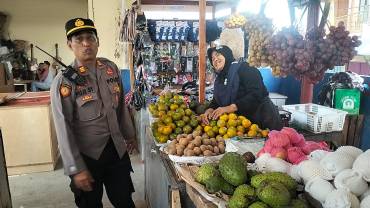 Waspadai Peredaran Uang Palsu, Pesan Patroli Polsek Tingkir Kepada Pedagang Buah Pasar Raya Salatiga